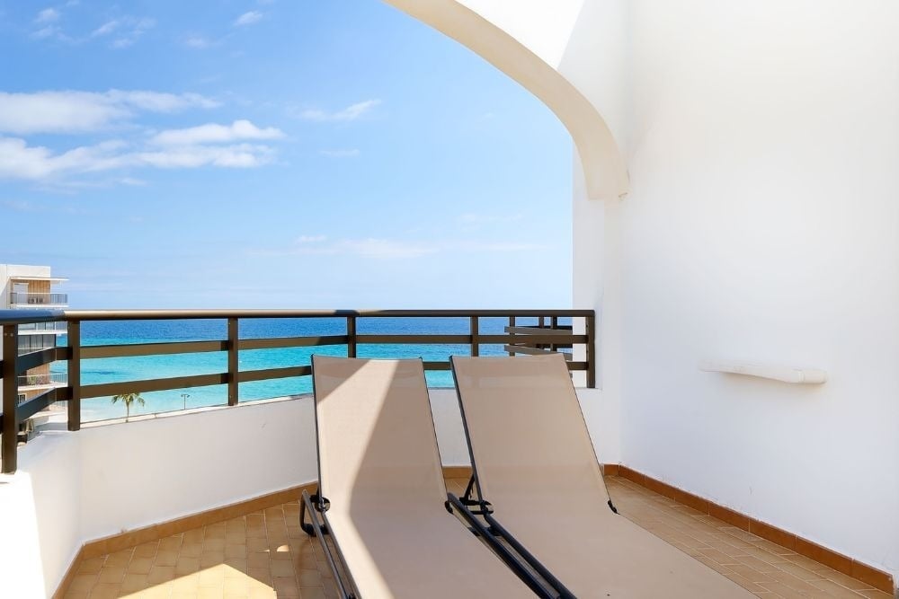 Balcon avec chaises longues et vue sur la mer au R2 Cala Millor Beach Apartments.
