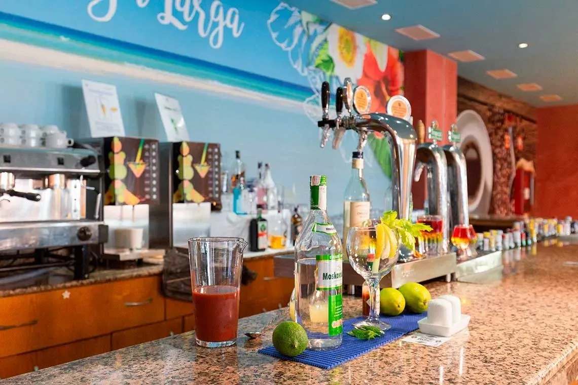R2 Hotels: Firmenbar, serviert Cocktails und Getränke in modernem Ambiente.
