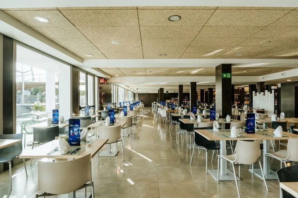 Restaurante del R2 Bahia Playa Design Hotel & Spa, con mesas listas para servir.