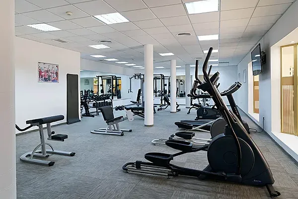 Gimnasio de R2 Hoteles: Corporativa con equipos modernos y pesas.