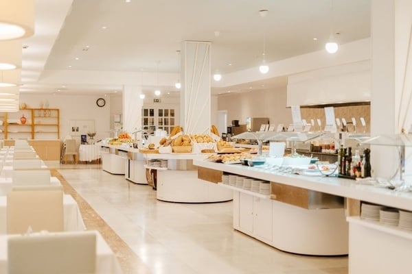 ein Buffet mit Spaghetti- und Makkaronigerichten