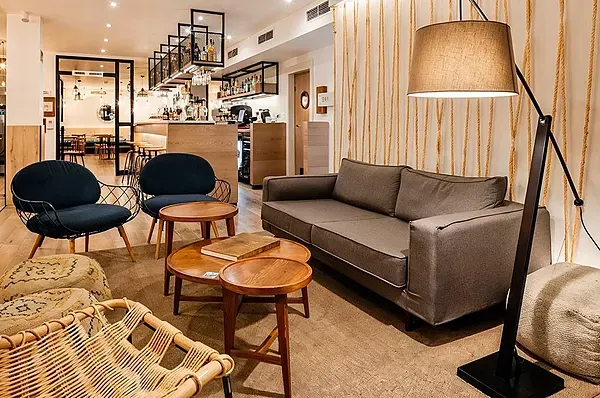 Moderne Bar im R2 Hoteles: Corporativa mit Spirituosenregalen und Hockern.