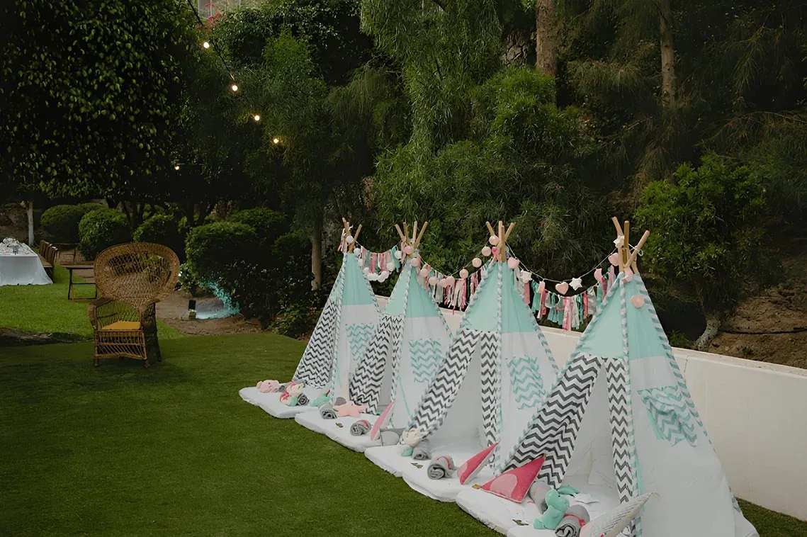 Tienda de campaña de ensueño al aire libre R2 Hoteles: Corporativa, ideal para eventos.