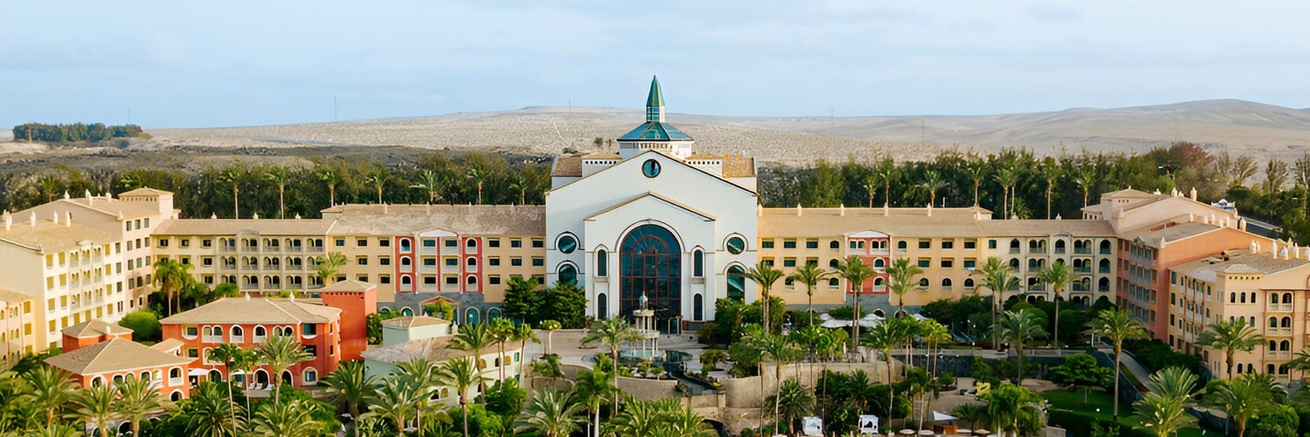 una piscina circondata da sedie e ombrelloni con vista sull'oceano