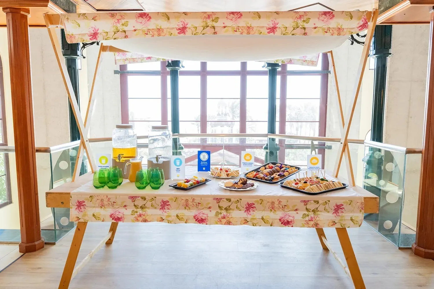 R2 Hotels: Firmenbuffet mit Sandwiches, Gebäck und Obst.