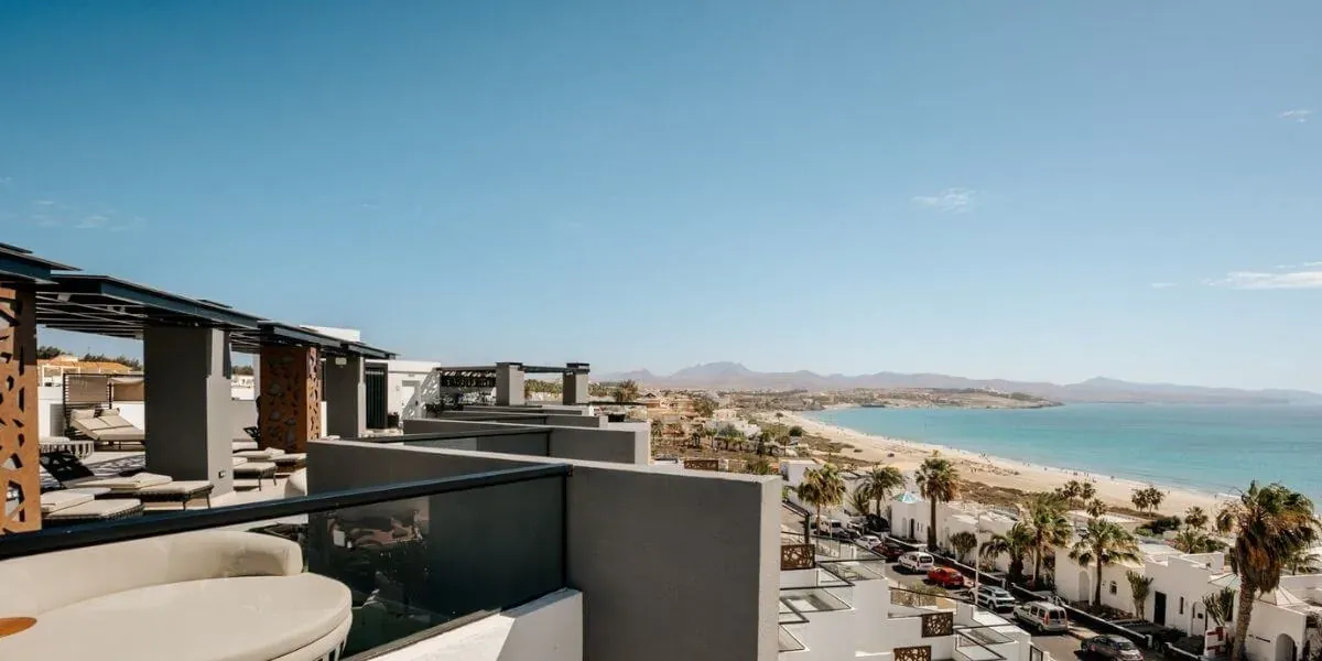 R2 Hoteles Corporate: Terraza con vistas al mar.