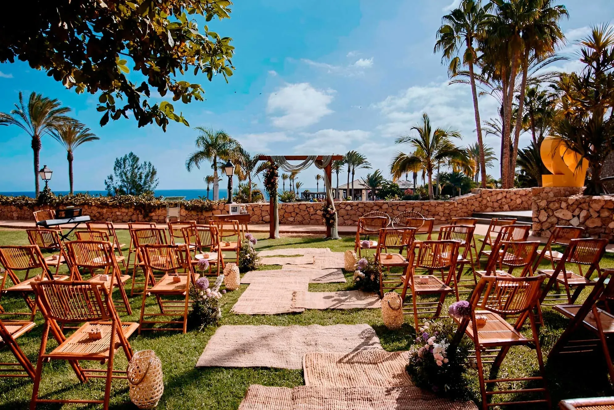 R2 Hoteles: R2 Hoteles: ideal para eventos corporativos al aire libre.