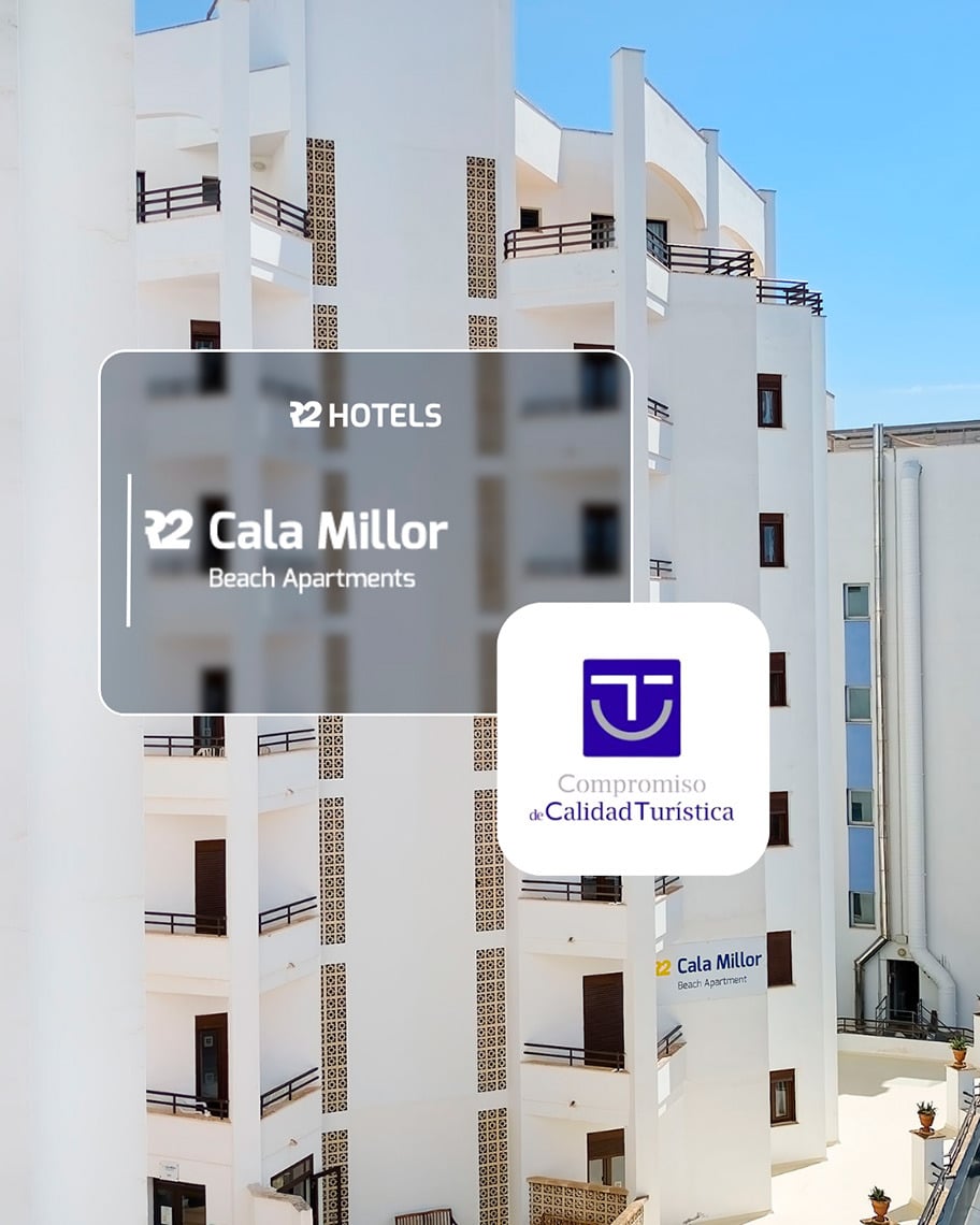 Hôtel R2 Hoteles: Corporativa Cala Millor : appartements de plage blancs avec vue sur la mer et logo de qualité touristique