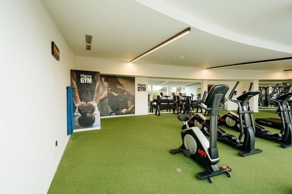 ein Konferenzraum voller Tische und Stühle