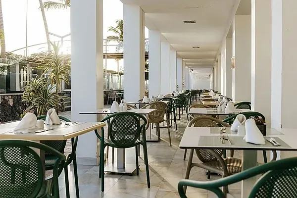 R2 Hoteles: Cena romántica al aire libre, ambiente íntimo y mesas decoradas.