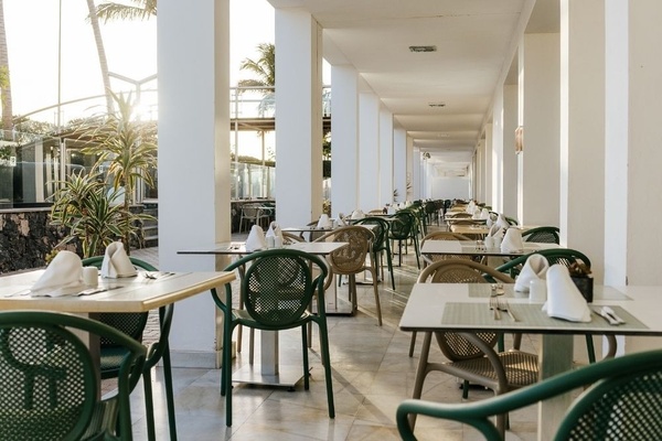 bufet z daniami ze spaghetti i makaronu