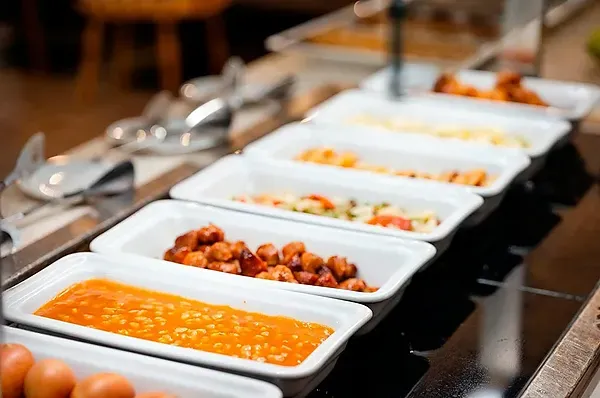 R2 Hotels: Eleganter Speisesaal mit gedeckten Tischen für Service.