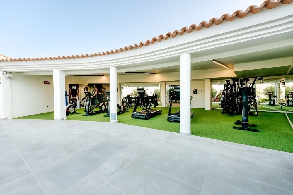 una sala conferenze piena di tavoli e sedie