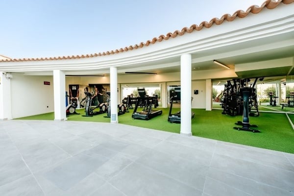 ein Konferenzraum voller Tische und Stühle