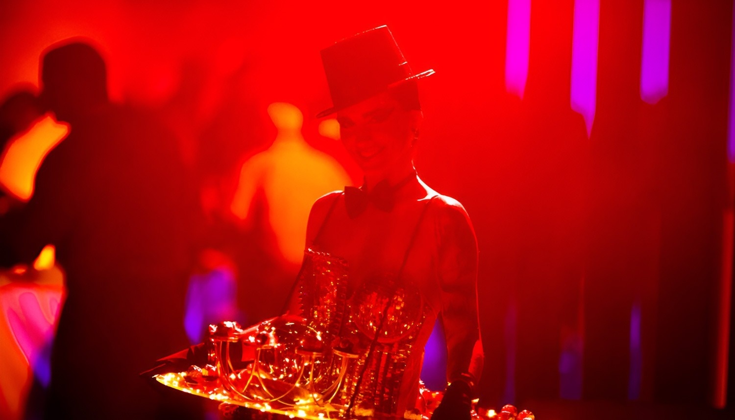 ein Tisch mit Tellern, Gläsern, Besteck und Blumen