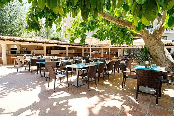 Terraza R2 Hoteles Corporativa con mobiliario exterior y sombra.