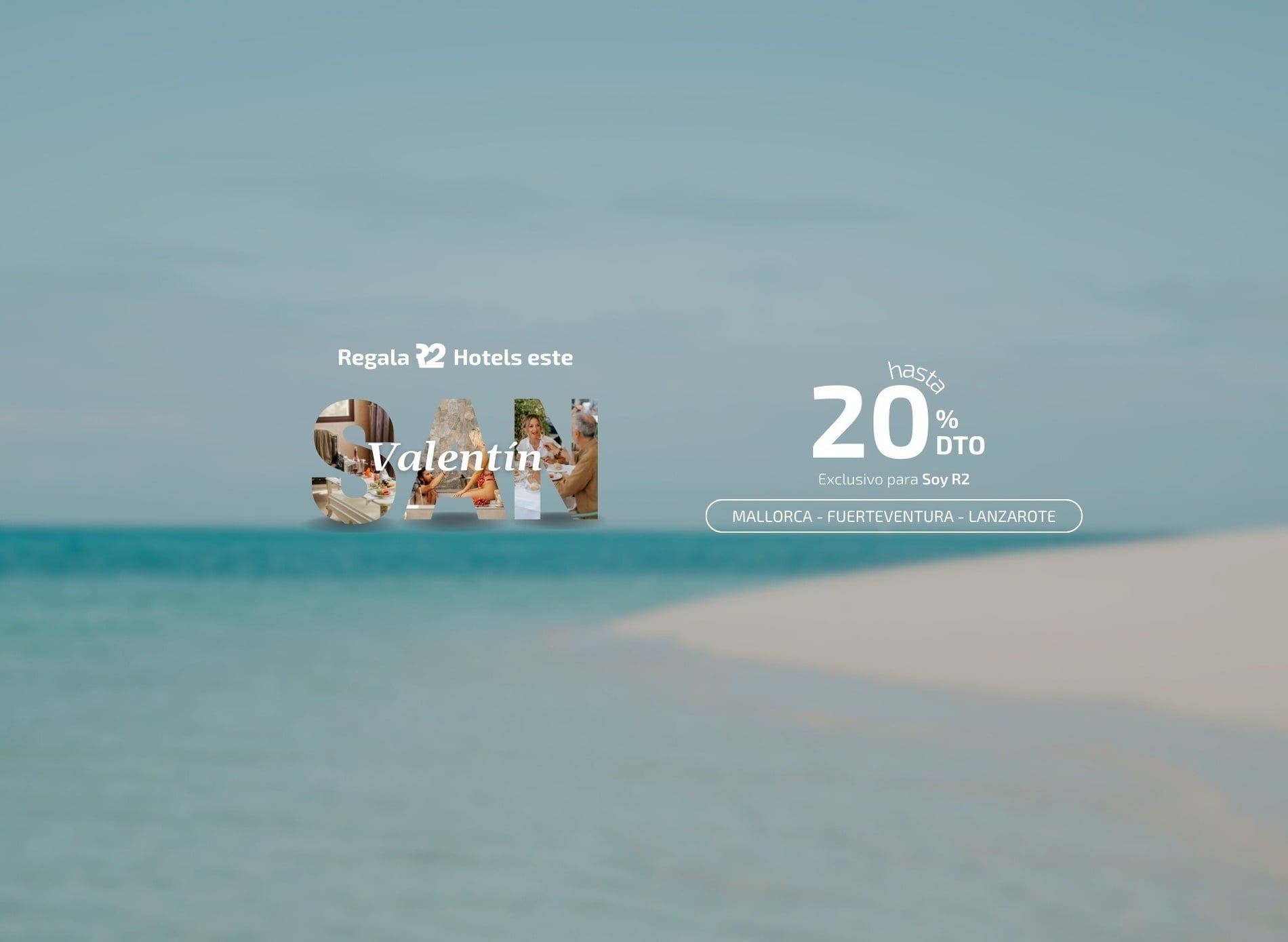 una piscina rodeada de sillas y sombrillas con vistas al océano