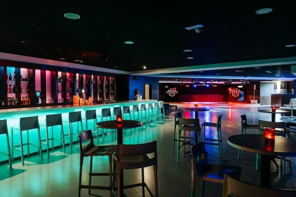 R2 Hoteles: Espacio corporativo con bar y pista de baile.