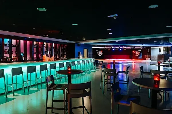 R2 Hoteles: Bar piscine 'White & Wet' con tumbonas.