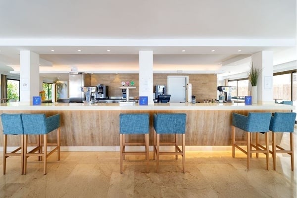 un buffet con platos de espaguetis y macarrones