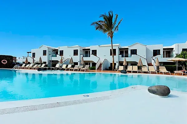 R2 Hoteles: Corporativa. Luxushotel-Pool mit Palmen und Meerblick.
