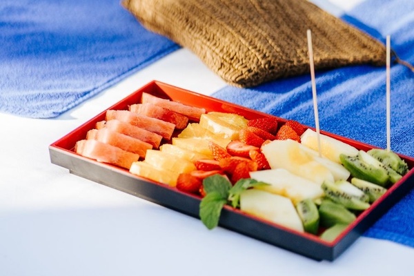 un buffet con platos de espaguetis y macarrones