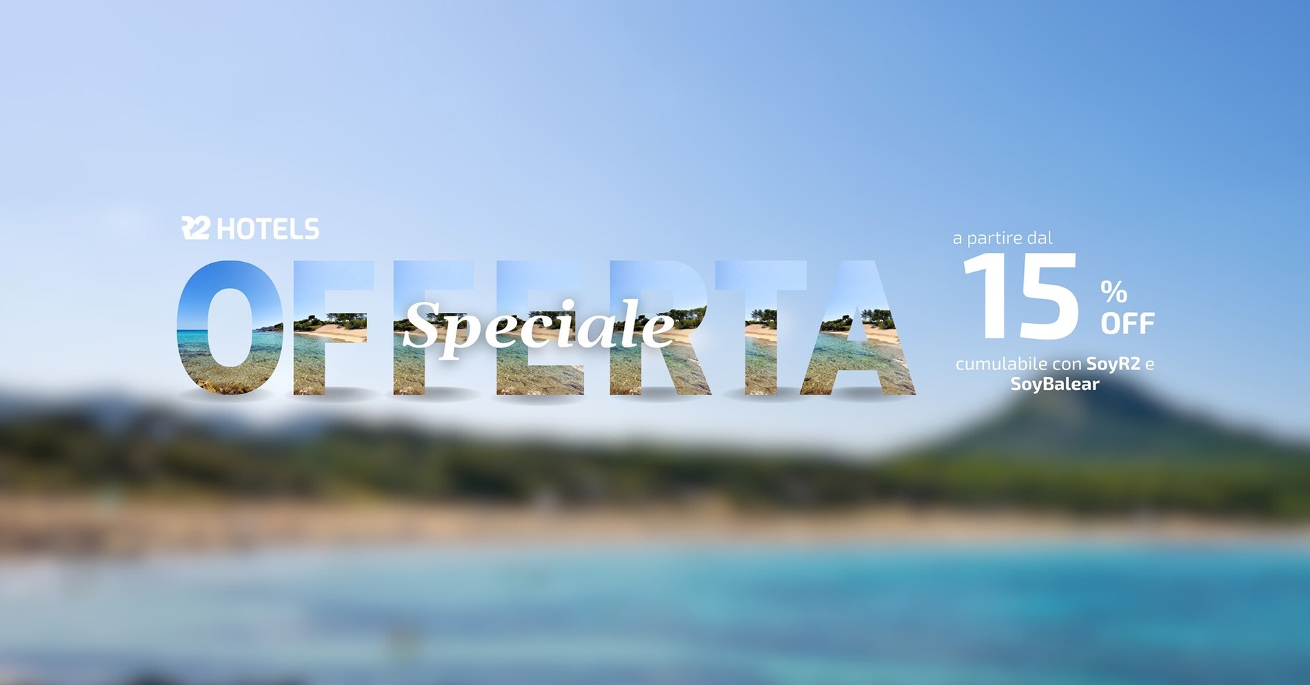 una piscina circondata da sedie e ombrelloni con vista sull'oceano