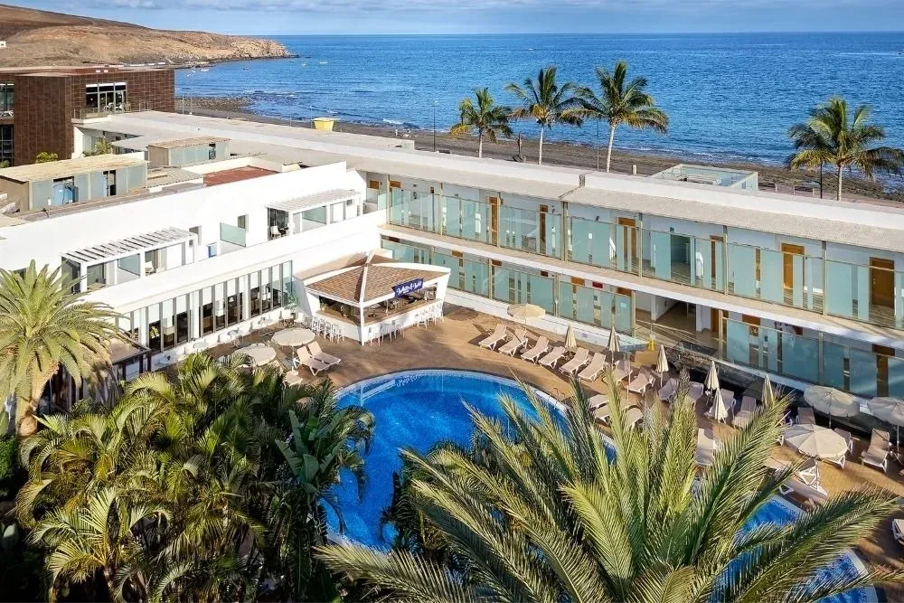 R2 Hoteles: Vistas al mar desde piscina, bar y playa con palmeras.