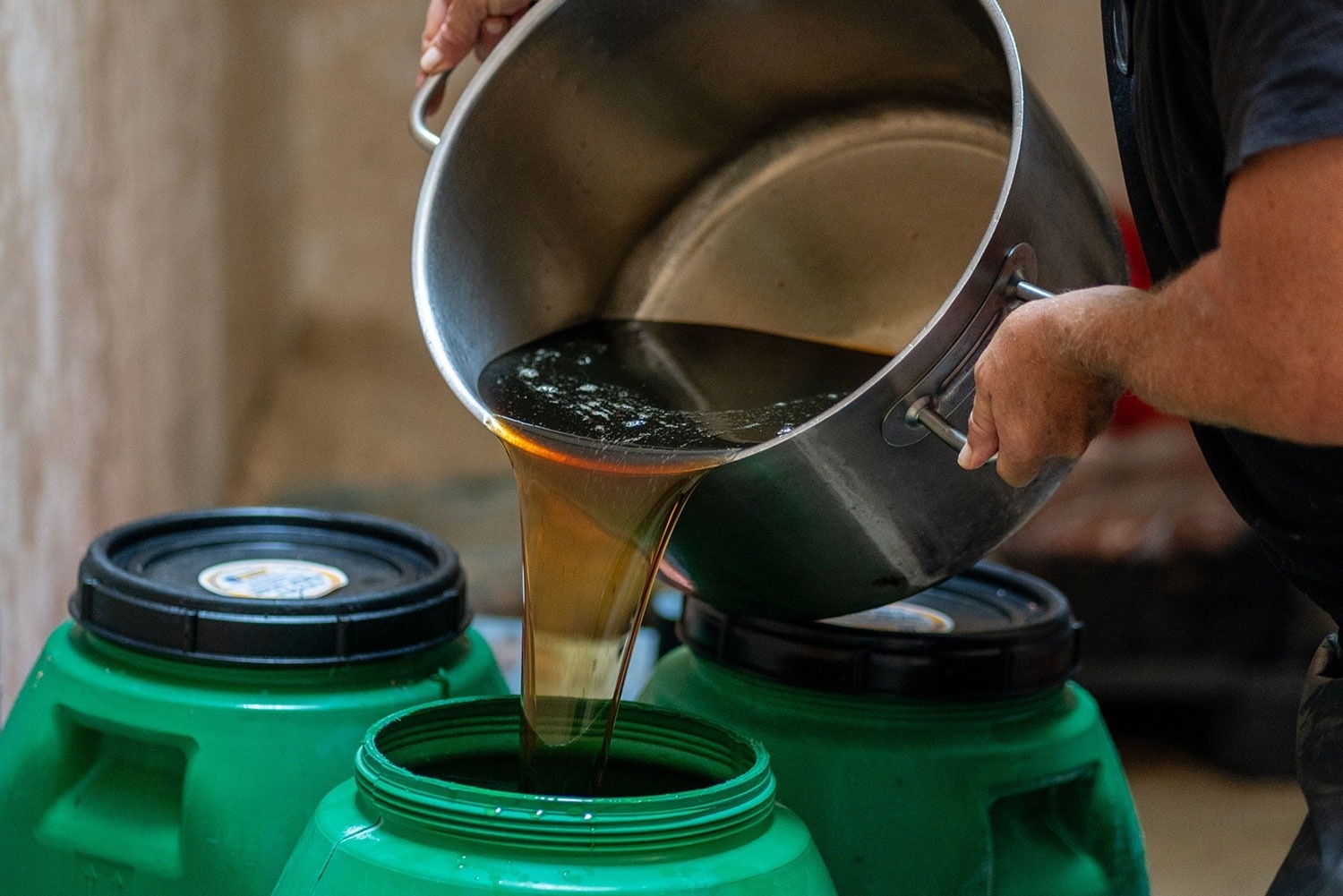 mężczyzna i kobieta relaksują się w jacuzzi przy basenie