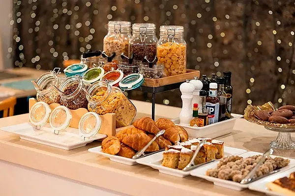 R2 Hotels: Eleganter Speisesaal mit gedeckten Tischen für Service.