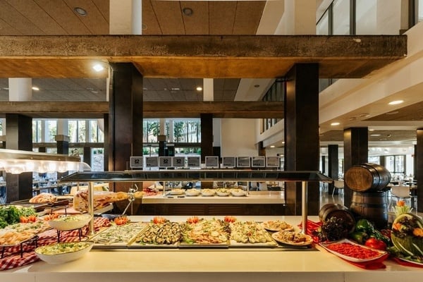 bufet z daniami ze spaghetti i makaronu