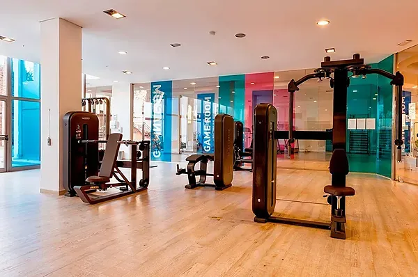 R2 Hoteles: Corporate modern gym with state-of-the-art equipment.