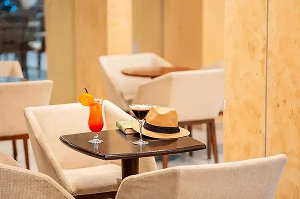 R2 Hotels: Refreshing cocktails and fruit on sunny terrace.