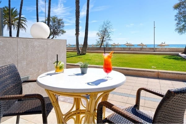 un buffet con platos de espaguetis y macarrones