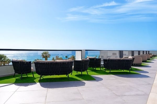 ein Konferenzraum voller Tische und Stühle