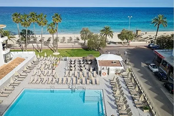 R2 Hoteles: Corporativa - Piscina y hotel Verónica Beach con tumbonas y sombrillas.