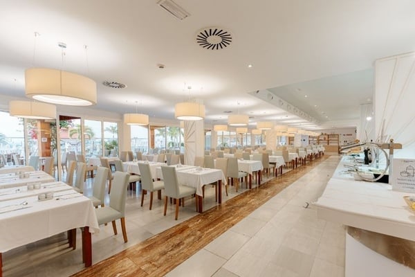 ein Buffet mit Spaghetti- und Makkaronigerichten