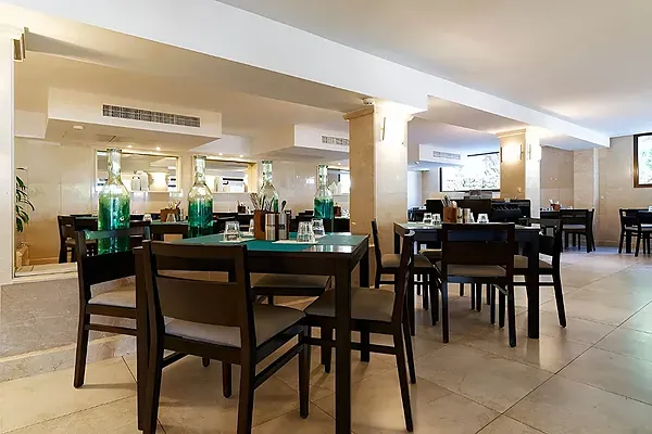 Terraza R2 Hoteles Corporativa con mobiliario exterior y sombra.