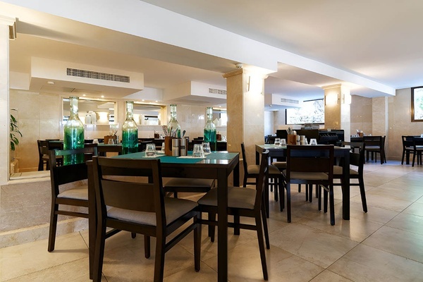 un buffet con platos de espaguetis y macarrones