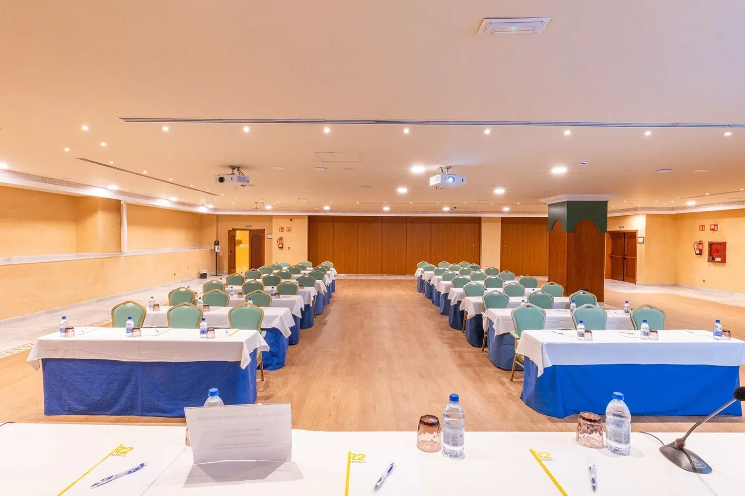 R2 Hotels Firmenveranstaltungsraum: Ausgestattet für Konferenzen und Meetings.