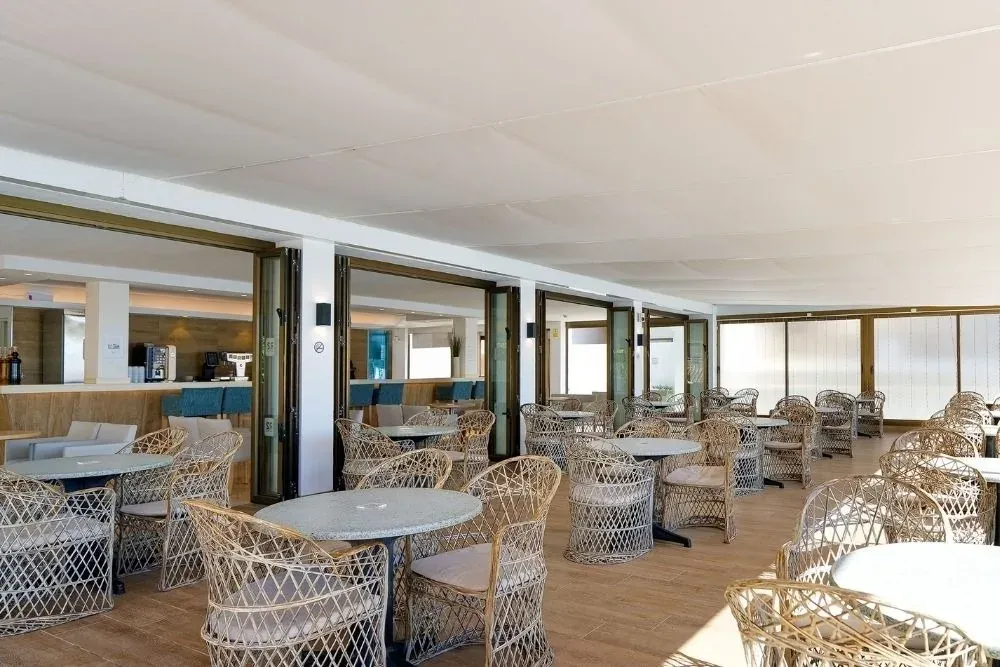 R2 Hoteles: R2 Corporativa, exterior con mobiliario de mimbre.