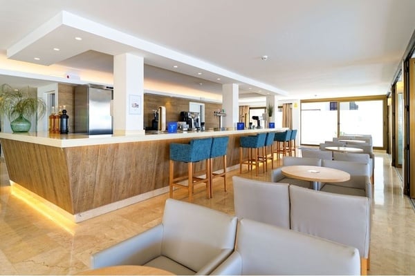 un buffet con platos de espaguetis y macarrones