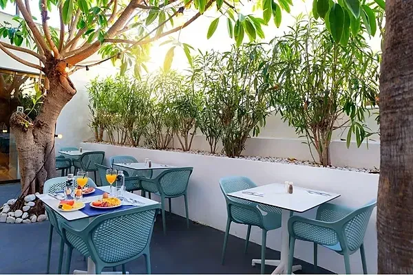 R2 Hoteles: Comedor amplio con buffet y mesas preparadas.