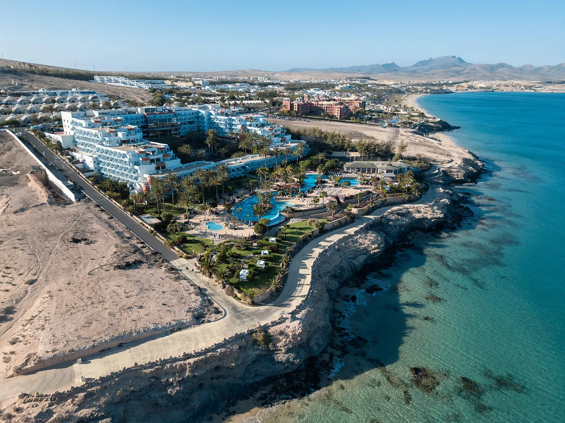 R2 Hoteles: vistas aéreas corporativas de resort junto al mar con piscinas y aguas cristalinas.=s1900