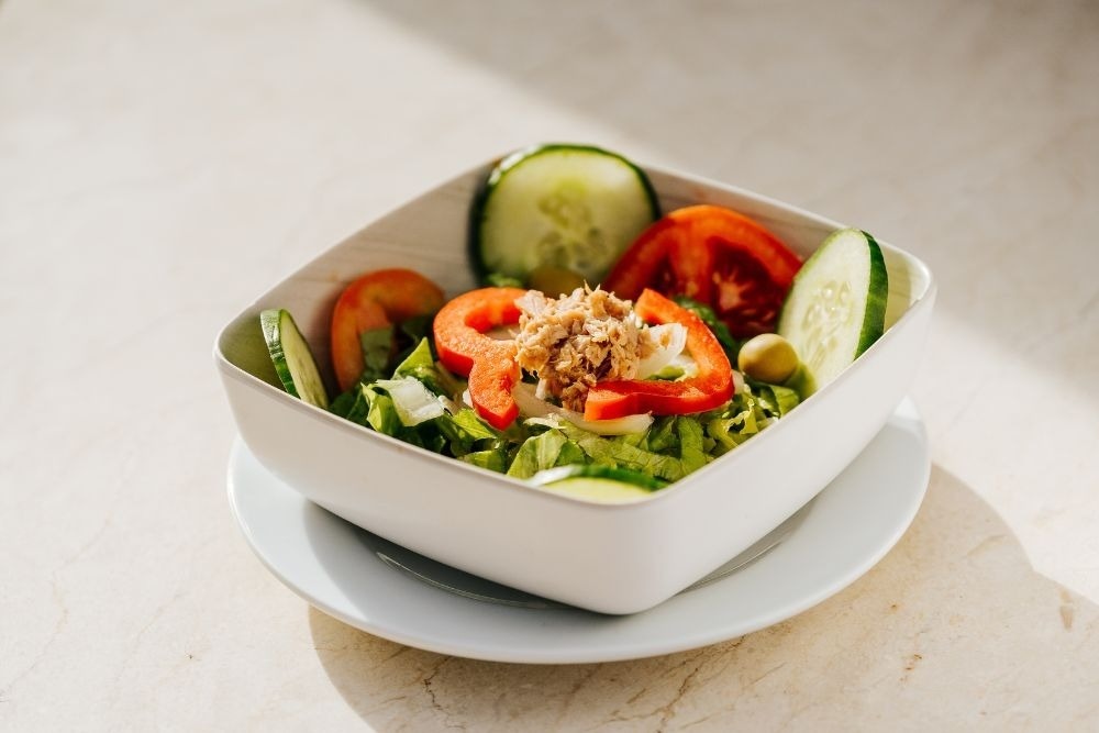 ein Buffet mit Spaghetti- und Makkaroni-Gerichten