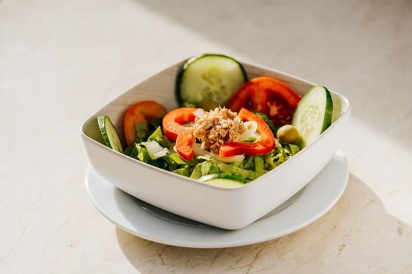 un buffet con platos de espaguetis y macarrones