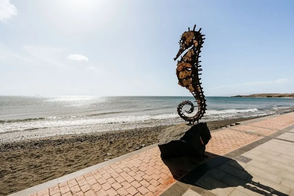 Escultura de caballito de mar frente al mar, cerca de R2 Bahia Playa Design Hotel & Spa.