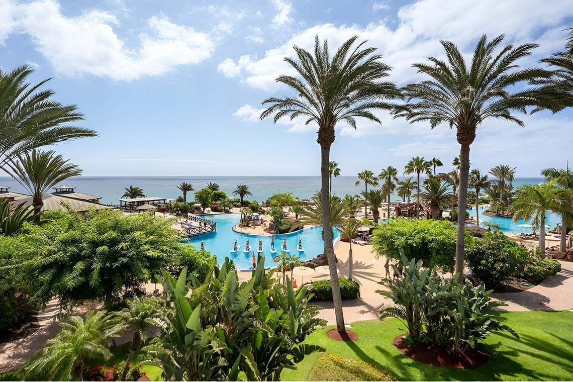 R2 Pájara Beach Hotel & Spa: piscina, palmeras y vistas al mar | R2 Hotels & Residences.