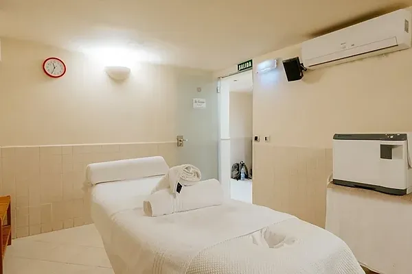 R2 Hoteles: Corporativo - Relajante piscina cubierta con jacuzzi y cascada, ideal para eventos corporativos.
