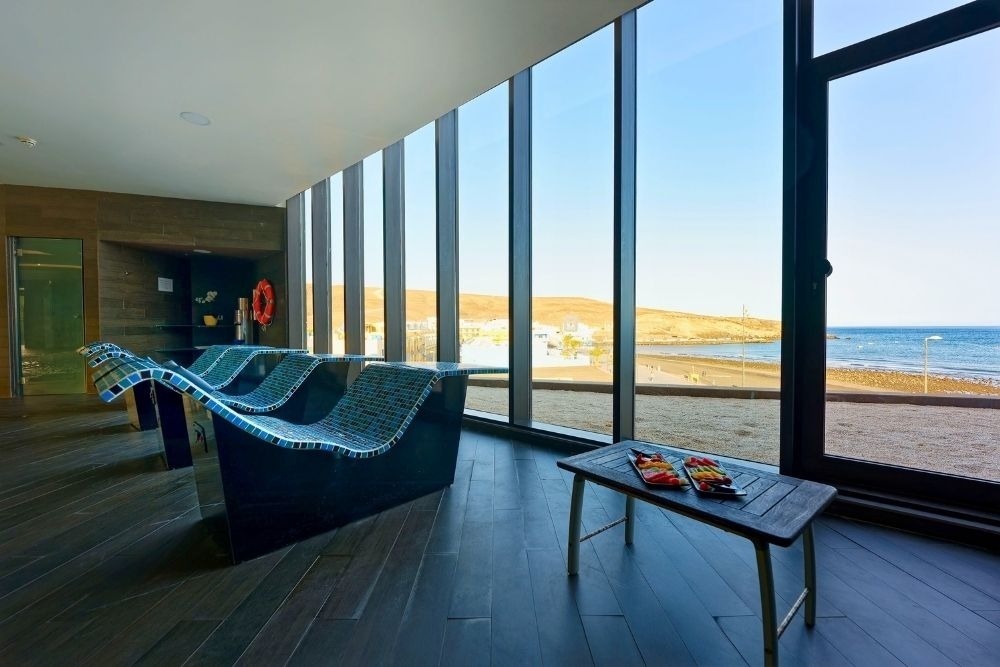 une salle de conférence remplie de tables et de chaises